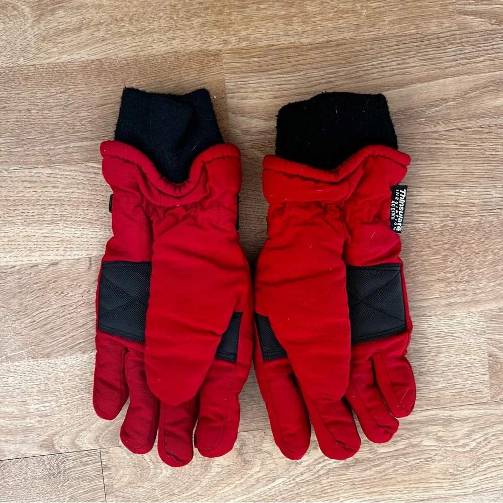 Red ski gloves with warm Thinsulate insulation